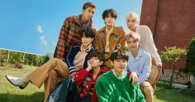 Hình ảnh 7 thành viên BTS trên sân khấu lớn, biểu tượng cho sự nghiệp toàn cầu của họ.